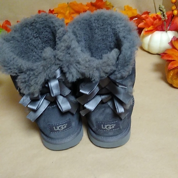 UGG boots SZ 5 - Picture 3 of 6